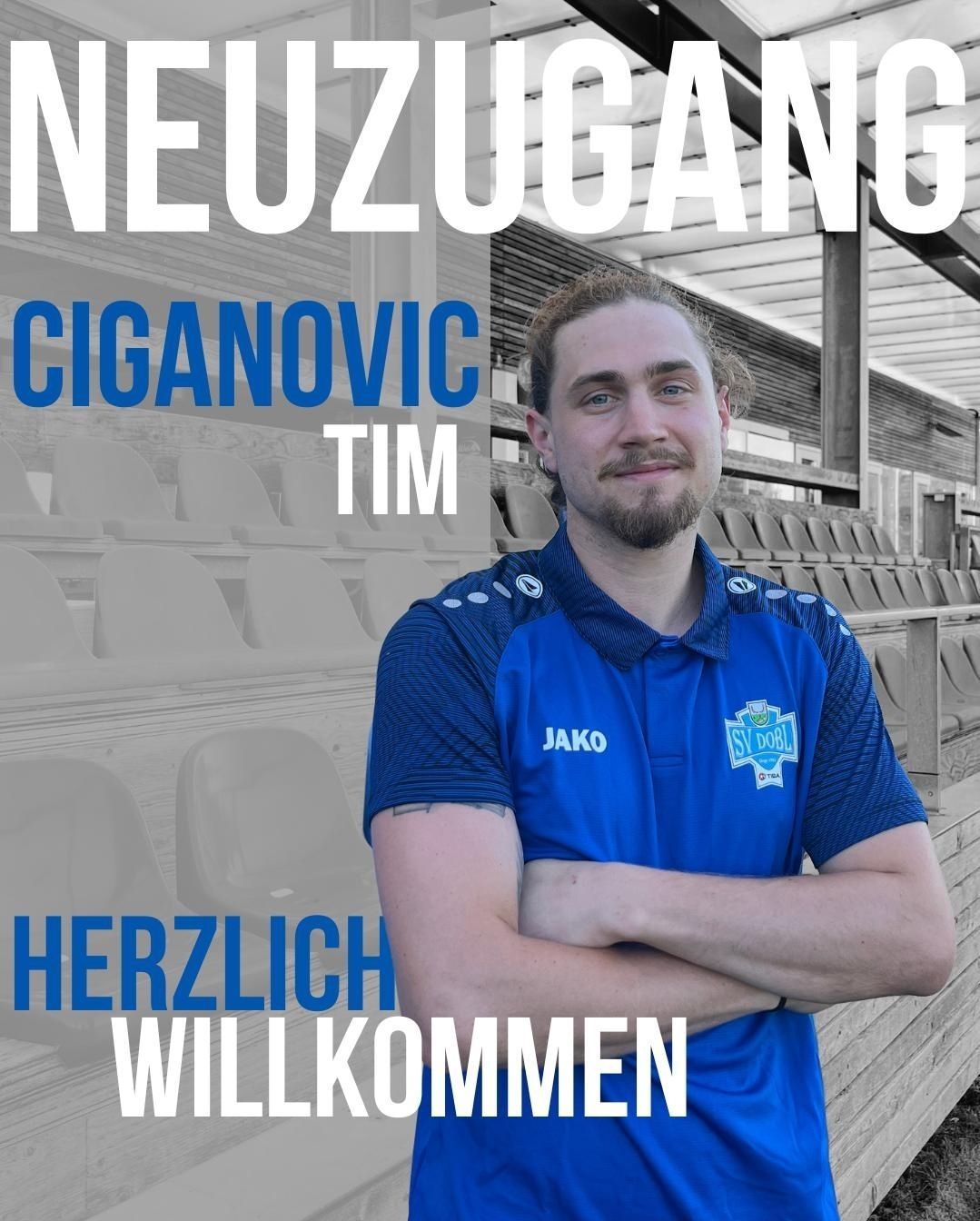 Ciganovic Tim, Neuzugang beim SV Dobel, mit verschränkten Armen vor Tribüne.
