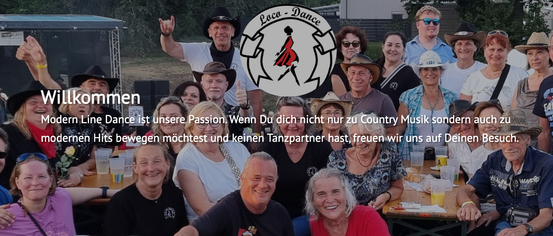 Eine Gruppe von Menschen, die lächeln und für ein Foto posieren. Sie tragen Country-Themenkleidung und Hüte. Das Foto hat einen Wasserzeichen mit den Worten Loco-Dance.
