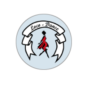 Kreisförmiges Emblem mit einer Frau in roter Kleidung und dem Text 'Loca - Dance' auf einem weißen Band.