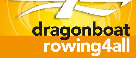 Plakat für Dragon Boat Rowing4All mit Drachenbild. Es lädt alle ein, an der Sommerparty teilzunehmen, geeignet für Anfänger und Fortgeschrittene. 5er-Teams in Ruderbooten und 20er-Teams in Drachenbooten.