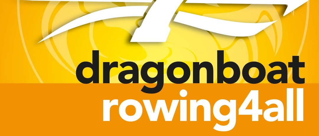 Plakat für Dragon Boat Rowing4All mit Drachenbild. Es lädt alle ein, an der Sommerparty teilzunehmen, geeignet für Anfänger und Fortgeschrittene. 5er-Teams in Ruderbooten und 20er-Teams in Drachenbooten.