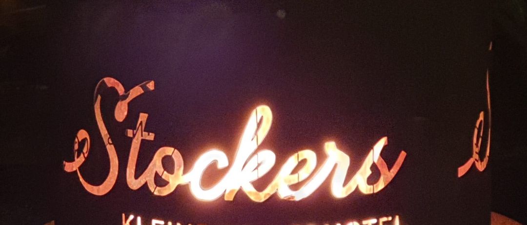 Bild enthält, Birthday Cake, Cream, Food, Text, Mailbox