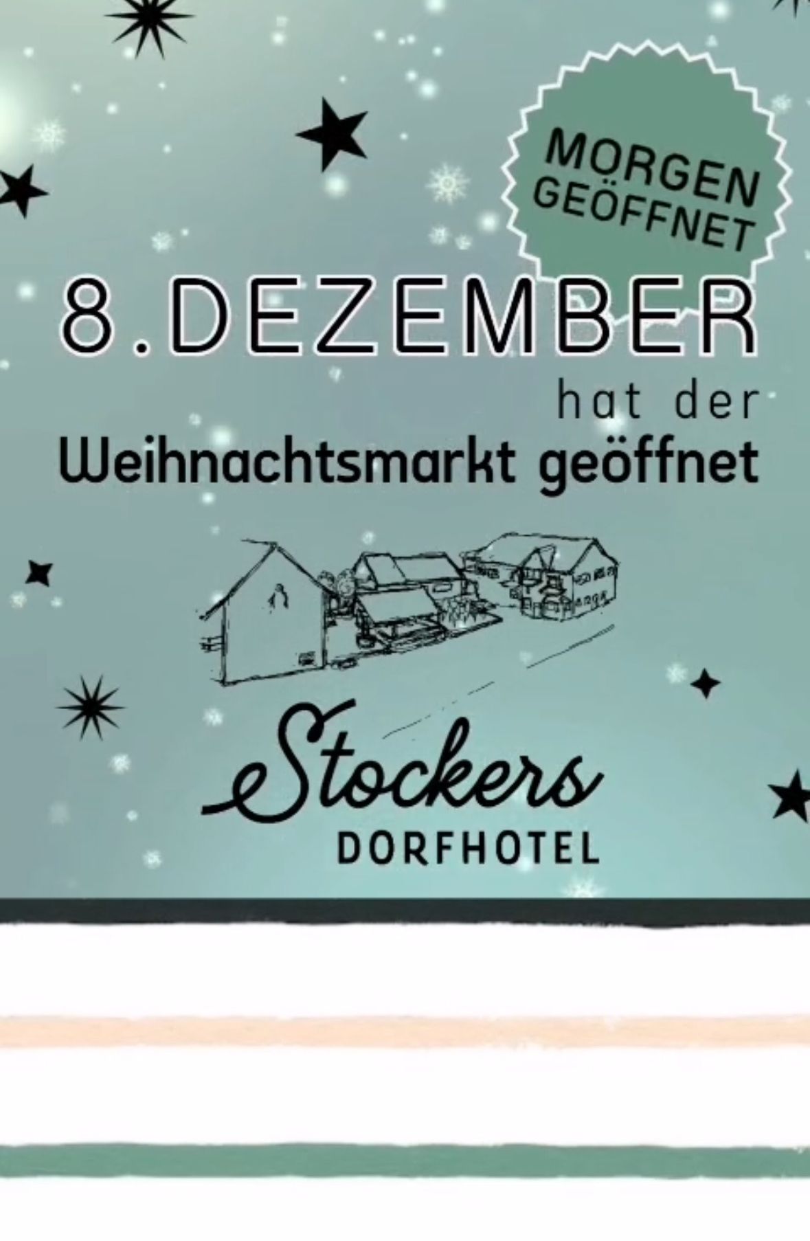 Ein Plakat verkündet, dass der Weihnachtsmarkt am 8. Dezember eröffnet hat. Es zeigt eine kleine Dorfszene und ist mit Stockers Dorfhotel verbunden.