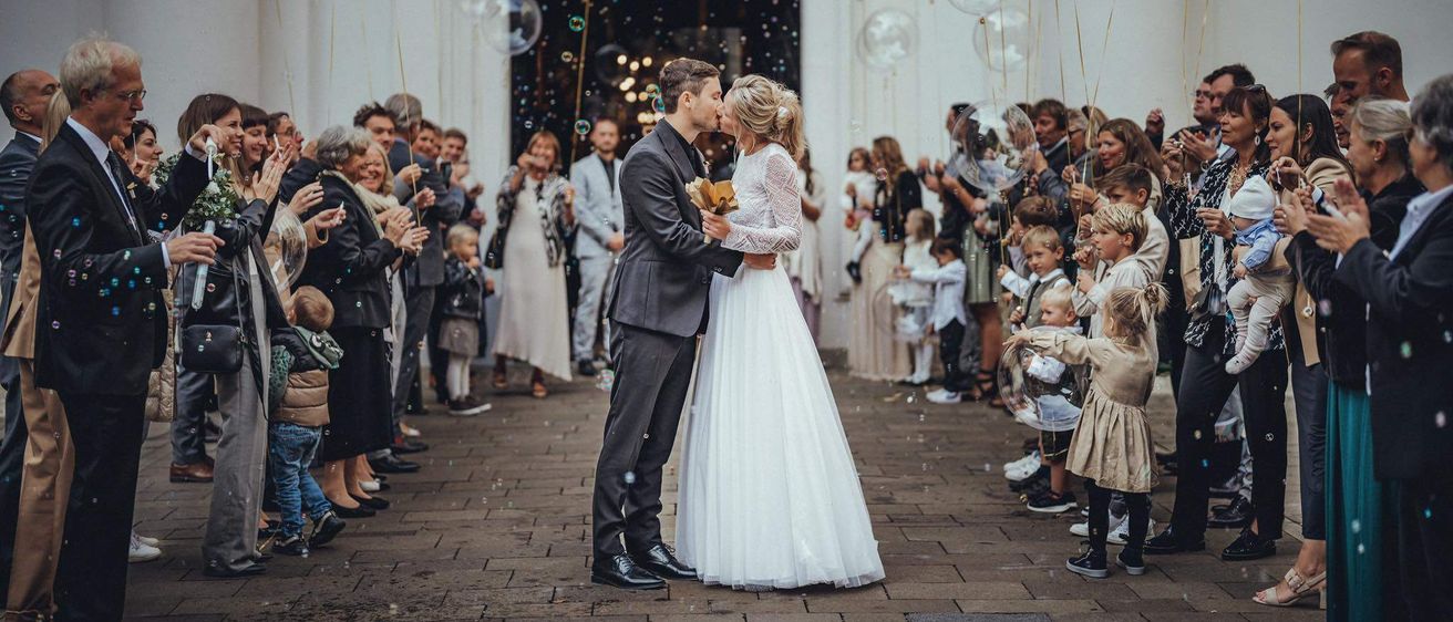 Bild enthält, Bridegroom, Male, Man, Person, Wedding, Clothing, Dress, Formal Wear, Gown, Wedding Gown