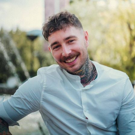 Bild enthält, Head, Person, Face, Adult, Male, Man, Smile, Crew Cut, Hair, Dimples