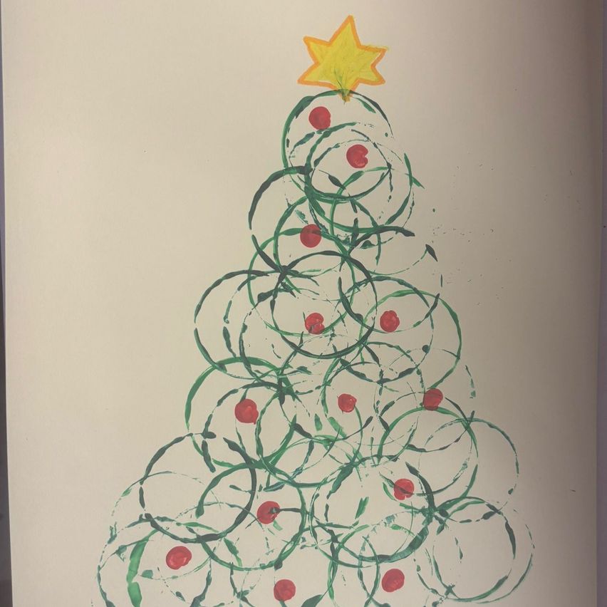 Eine Weihnachtsbaum aus gemalten Kreisen auf weißem Hintergrund. Grüne Ringe bilden die Äste, rote Kreise als Ornamente und ein gelber Stern oben.