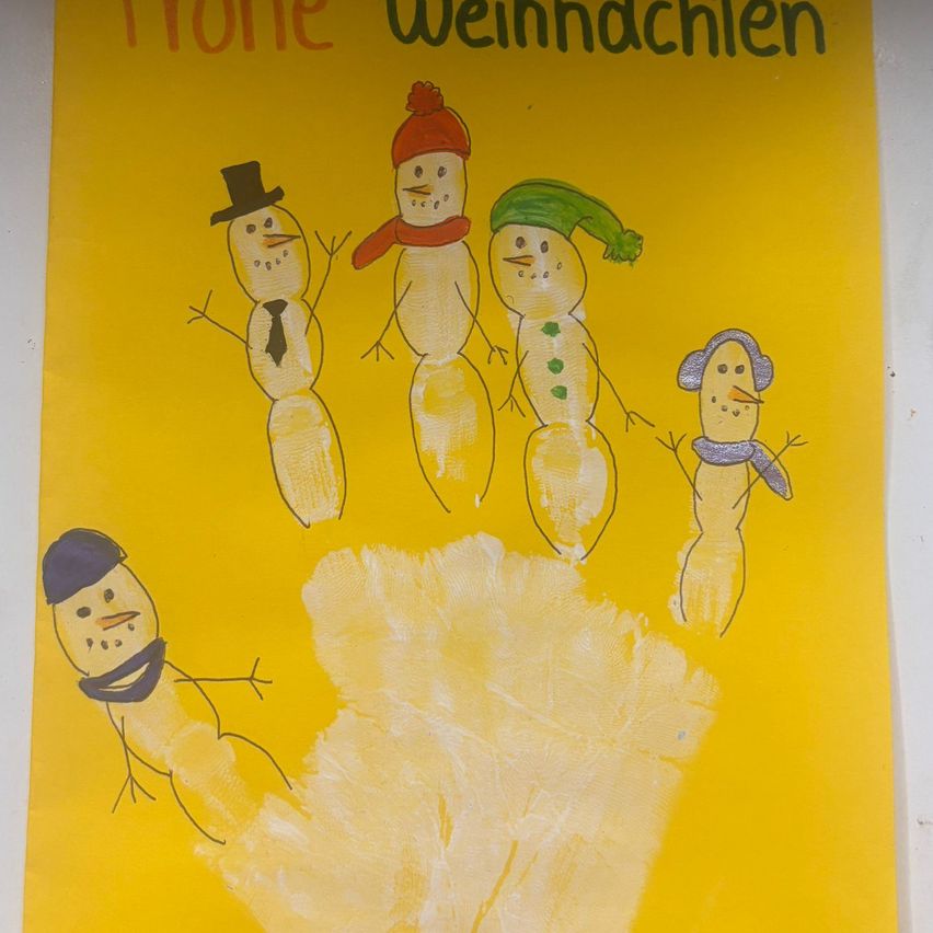 Ein gelbes Plakat zeigt fünf Schneemänner, die in Schwarz gezeichnet sind, jeder mit verschiedenen Winteraccessoires. Die Schneemänner tragen Mützen, Schals und Handschuhe. Das Plakat hat oben deutschen Text, der 'Home Weihnachten' lautet.
