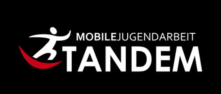 Ein Logo für Mobile Jugendarbeit Tandem auf schwarzem Hintergrund mit einem roten Bogen und einer weißen Figur eines laufenden Menschen.