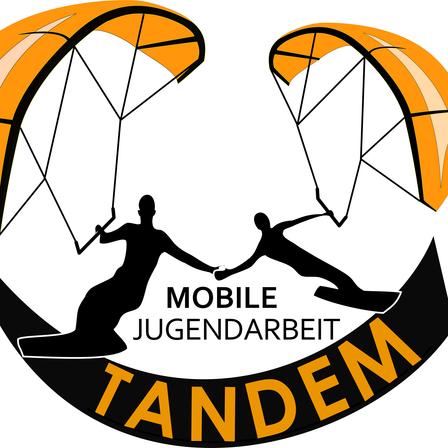 Silhouette von zwei Menschen beim Paragliding, die sich an den Händen halten, mit 'MOBILE JUGENDARBEIT' und 'TANDEM' in fetten Buchstaben.