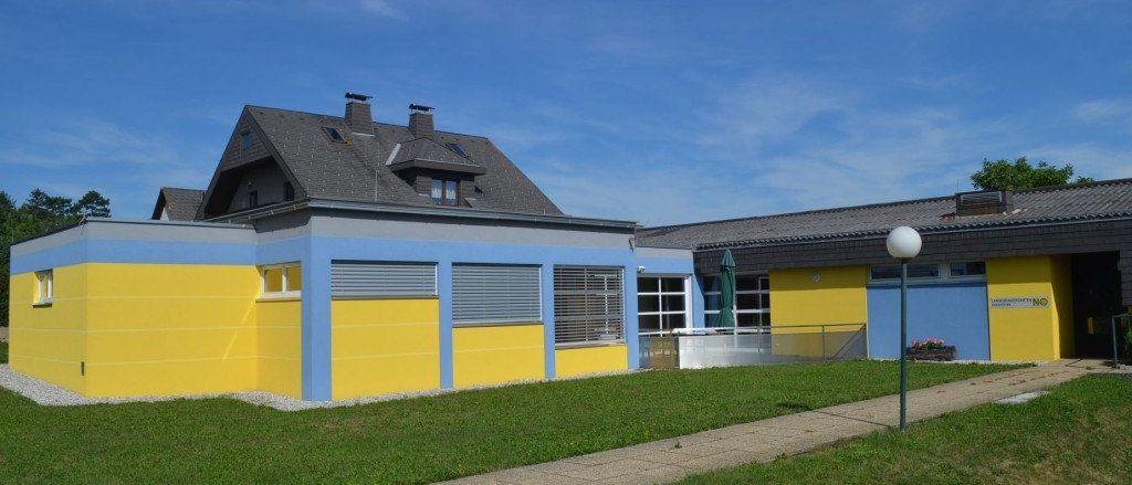 Bild enthält, Grass, Plant, Garage, Indoors, Architecture, Building, Lawn