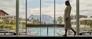 Bild enthält, Adult, Female, Person, Woman, Hotel, Coat, Pool, Water, Swimming Pool, Resort