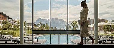 Bild enthält, Adult, Female, Person, Woman, Hotel, Coat, Pool, Water, Swimming Pool, Resort
