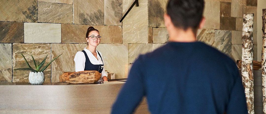 Bild enthält, Adult, Male, Man, Person, Food, Pizza, Glasses, Plant, Conversation, Head