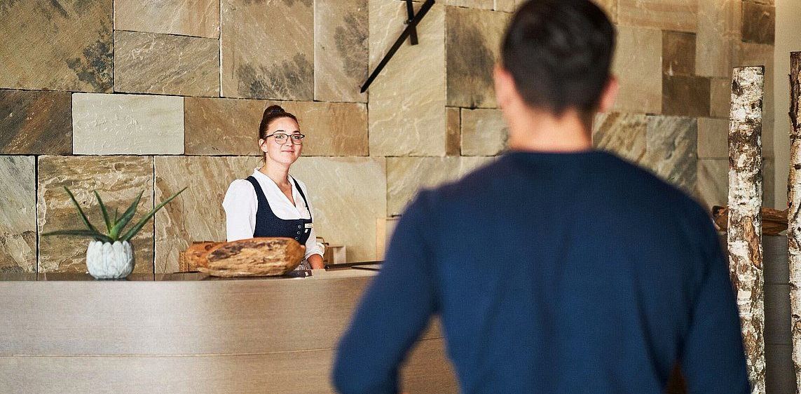 Bild enthält, Adult, Male, Man, Person, Food, Pizza, Glasses, Plant, Conversation, Head