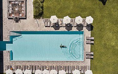 Bild enthält, Pool, Water, Swimming Pool, Swimming, Water Sports, Outdoors, Architecture, Building, Airplane, Vehicle
