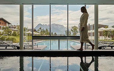 Bild enthält, Adult, Female, Person, Woman, Hotel, Coat, Pool, Water, Swimming Pool, Resort