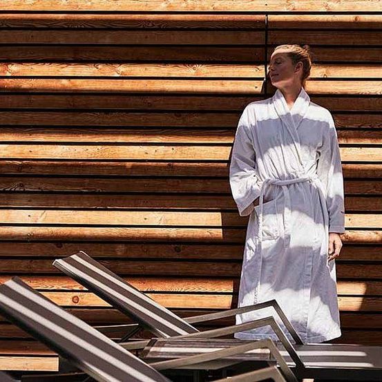 Bild enthält, Adult, Male, Man, Person, Sitting, Wood, Fashion, Standing