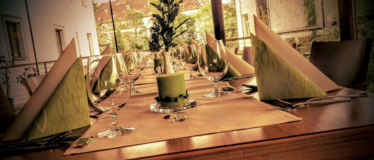 Bild enthält, Furniture, Table, Tabletop, Dining Table, Architecture, Building, Dining Room, Indoors, Room