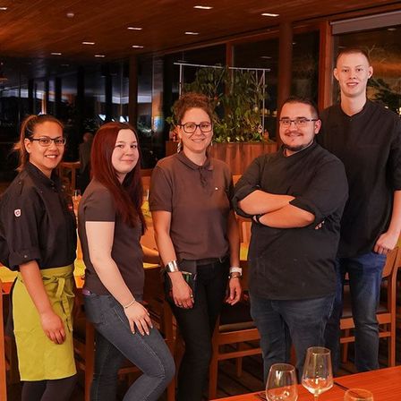 Bild enthält, People, Person, Adult, Female, Woman, Male, Man, Dining Room, Dining Table, Table