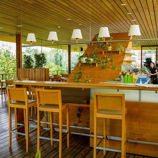 Bild enthält, Indoors, Interior Design, Wood, Restaurant, Cafeteria, Person, Building, Lounge, Hardwood, Chair