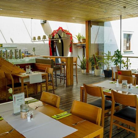 Bild enthält, Indoors, Restaurant, Cafeteria, Cafe, Interior Design, Wood, Dining Table, Table, Chair, Building