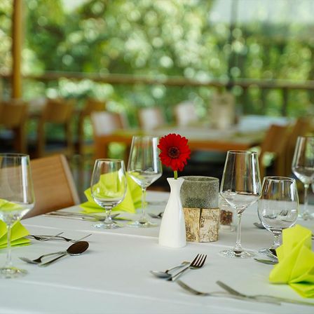 Bild enthält, Table, Dining Table, Tabletop, Chair, Glass, Fork, Indoors, Flower, Dining Room, Flower Arrangement