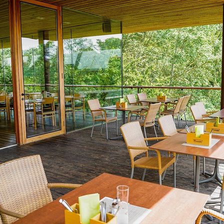 Bild enthält, Indoors, Restaurant, Cafeteria, Chair, Furniture, Building, Scenery, Wood, Interior Design, Table