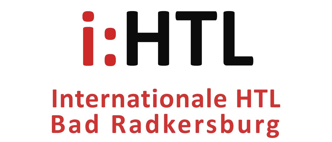 Das Logo der i:HTL Internationale HTL Bad Radkersburg zeigt einen roten Punkt, schwarze Buchstaben und einen weißen Hintergrund. Darunter befinden sich Logos der Stadtgemeinde Bad Radkersburg, Europa Campus Bad Radkersburg und andere.