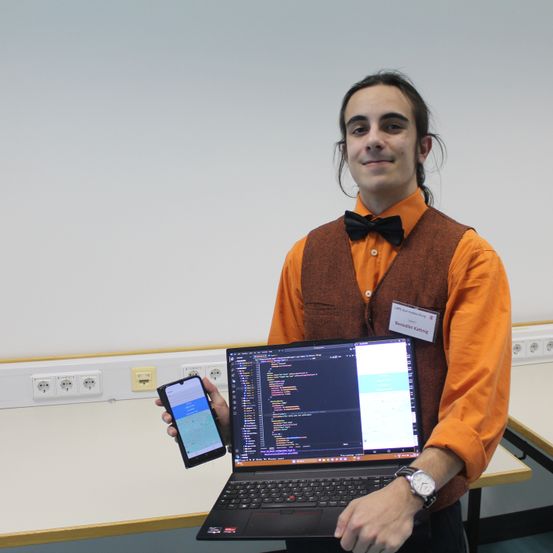 Bild enthält, Computer, Electronics, Laptop, Pc, Screen, Computer Hardware, Monitor, Table, Desk, Mobile Phone