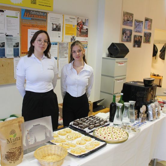 Bild enthält, Cafeteria, Indoors, Restaurant, Meal, Buffet, Adult, Female, Person, Woman, Handbag