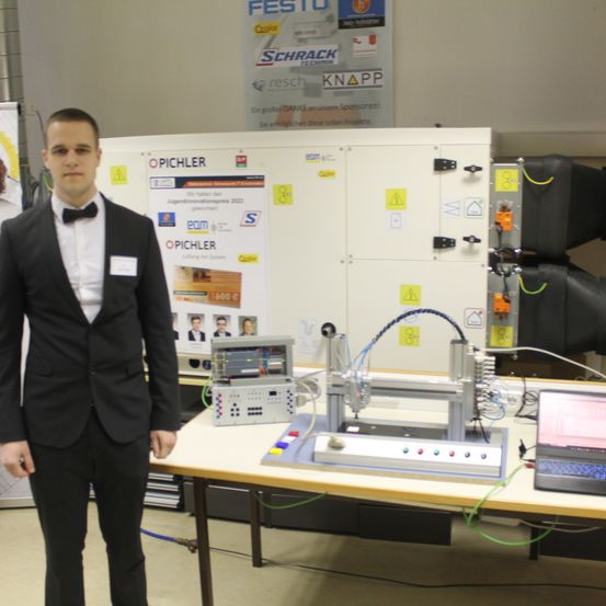 Bild enthält, Table, Adult, Male, Man, Person, Desk, Tie, Lab, Face, Laptop