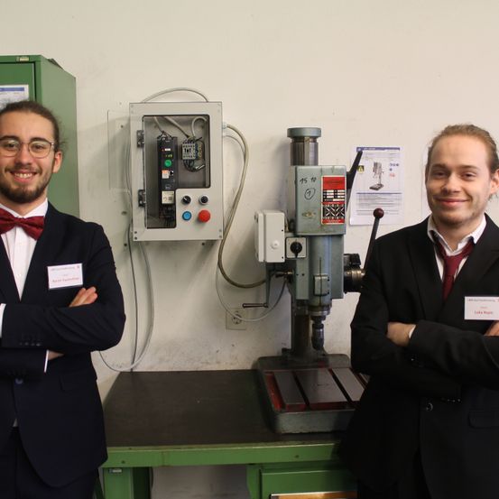 Bild enthält, Formal Wear, Tie, Adult, Male, Man, Person, Suit, Coat, Blazer, Hospital