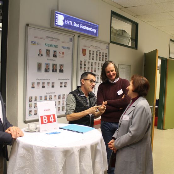 Bild enthält, Adult, Female, Person, Woman, Male, Man, People, Suit, Jeans, Hospital