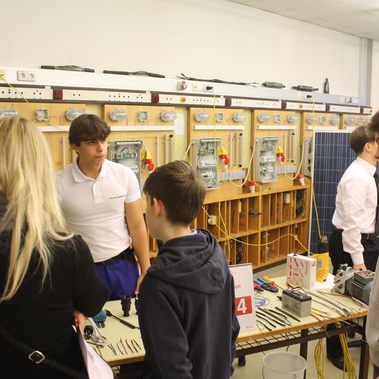 Bild enthält, Plywood, Wood, Adult, Female, Person, Woman, Boy, Child, Male, Factory