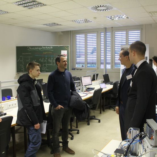 Bild enthält, Table, Desk, Coat, Adult, Male, Man, Person, Female, Woman, Lab