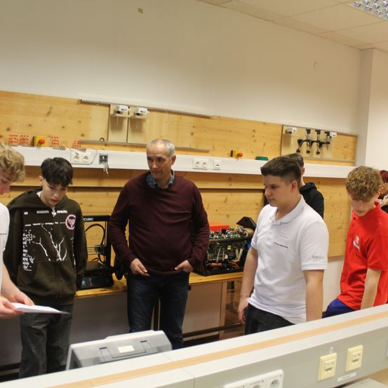 Bild enthält, Plywood, Wood, T-Shirt, Adult, Male, Man, Person, Boy, Child, Shirt