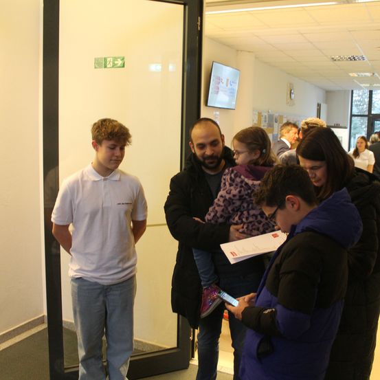 Bild enthält, Adult, Female, Person, Woman, Male, Man, Pants, People, Jeans, Advertisement