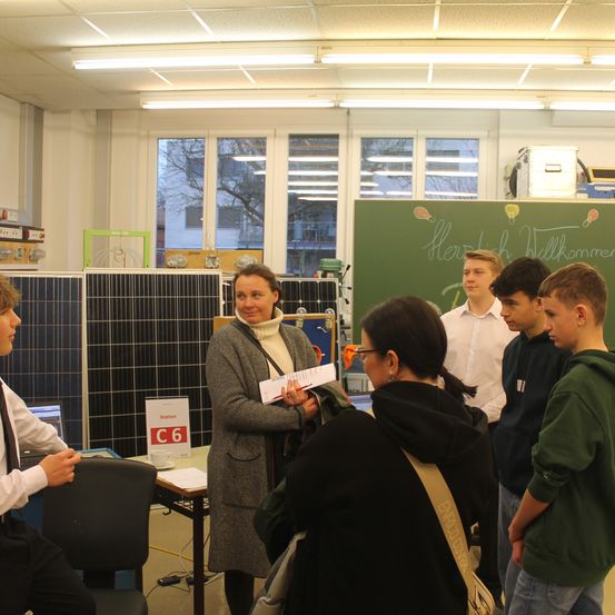 Bild enthält, Adult, Female, Person, Woman, School, Boy, Child, Male, Man, Classroom