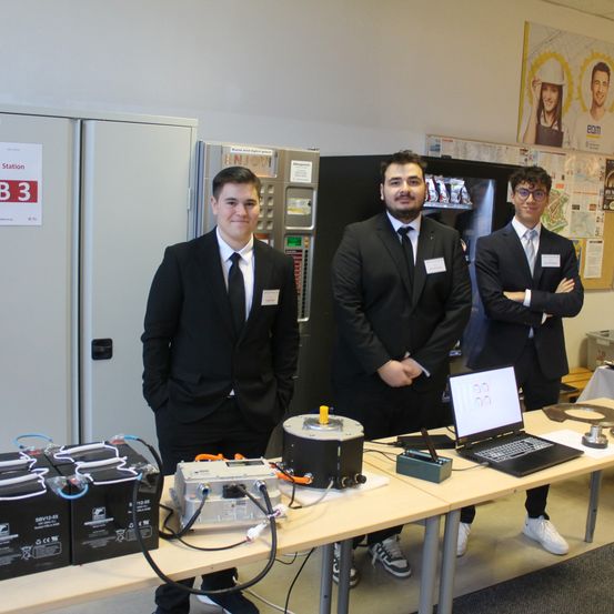 Bild enthält, Furniture, Table, Desk, Adult, Male, Man, Person, Suit, Computer Hardware, Tape