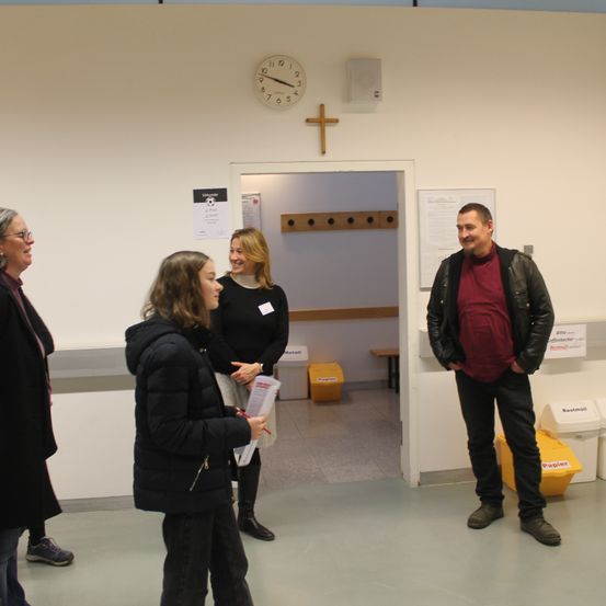 Bild enthält, Coat, Adult, Female, Person, Woman, Plywood, Long Sleeve, Jacket, Male, Man