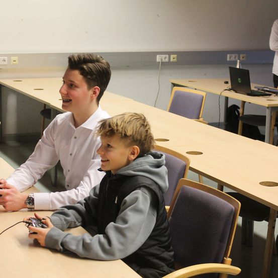 Bild enthält, Plywood, Wood, People, Person, Chair, Boy, Child, Male, Adult, Man