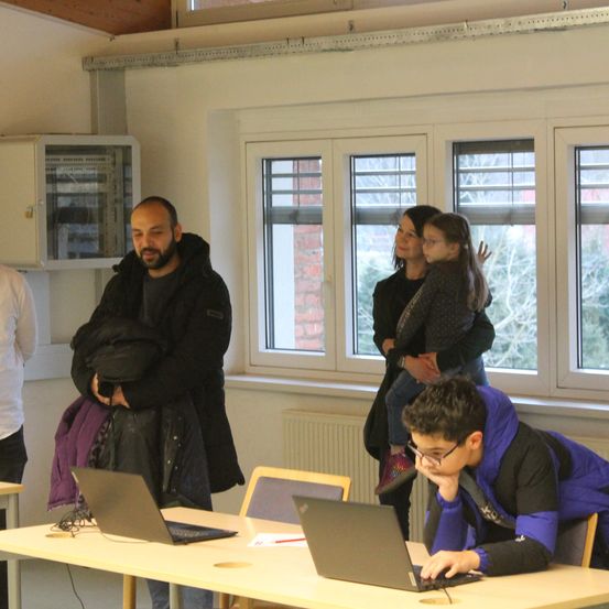 Bild enthält, Adult, Female, Person, Woman, People, Male, Man, Plywood, Table, School