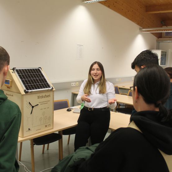 Bild enthält, Plywood, Wood, Person, Adult, Female, Woman, People, Male, Man, Classroom