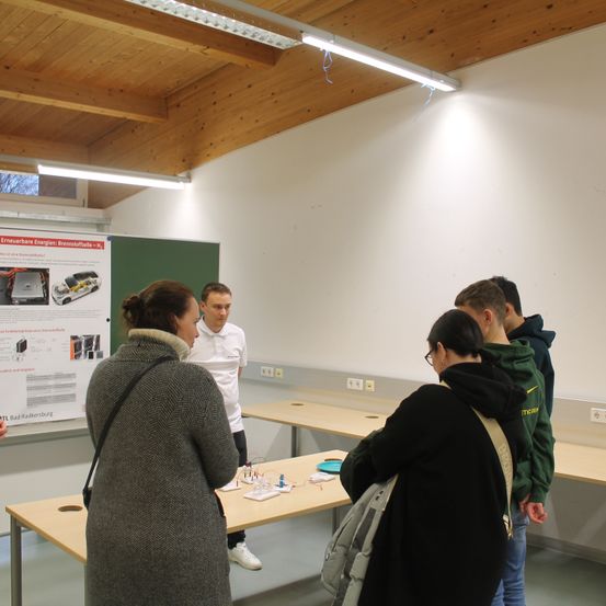 Bild enthält, Plywood, Wood, Person, Adult, Female, Woman, School, Classroom, Chair, Table