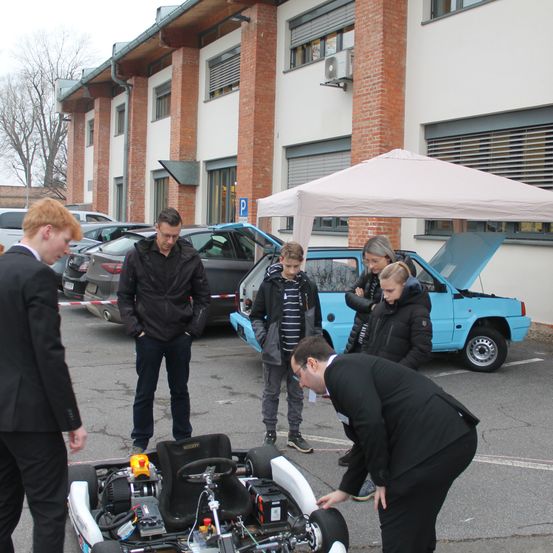 Bild enthält, Spoke, Coat, Jeans, Alloy Wheel, Car, Adult, Male, Man, Person, Jacket