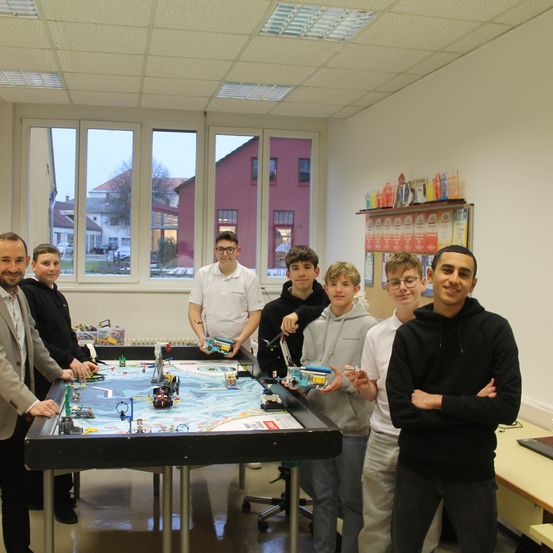 Bild enthält, Table, Adult, Male, Man, Person, People, Desk, Laptop, Face, Coat