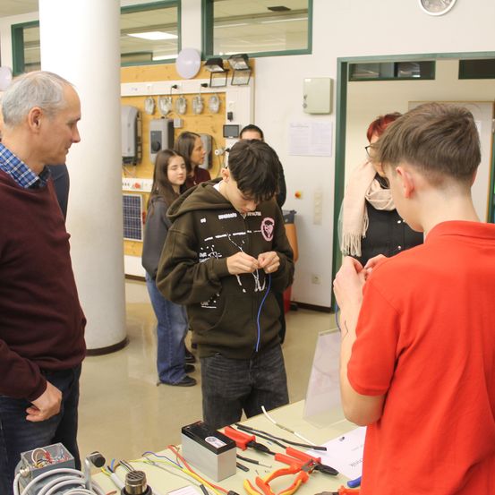 Bild enthält, Person, Adult, Male, Man, Plywood, Pants, Shoe, School, Jeans, Poster