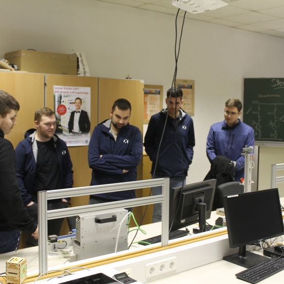 Bild enthält, Table, Desk, Person, Adult, Male, Man, People, Indoors, Computer Hardware, Screen