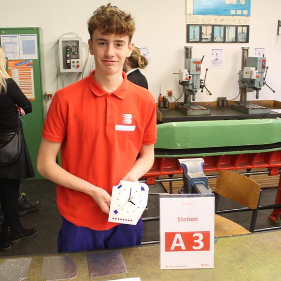 Bild enthält, Boy, Male, Person, Teen, Adult, Female, Woman, Hospital, Handbag, Factory