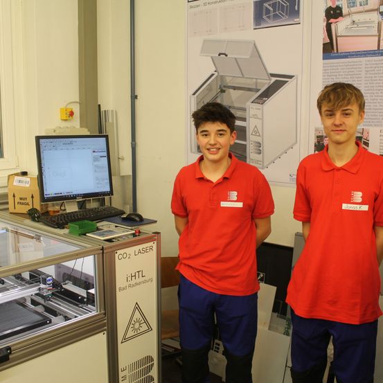 Bild enthält, Computer Hardware, Hardware, Table, Desk, T-Shirt, Person, Monitor, Screen, Face, Hospital